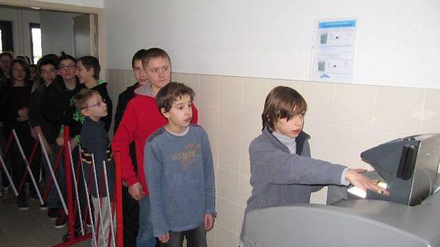 56f7f-un-controle-biometrique-pour-manger-au-self0