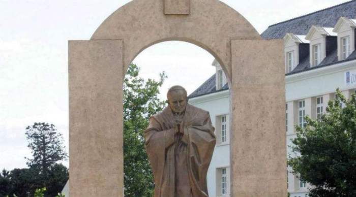 Ploërmel-la-statue-du-pape