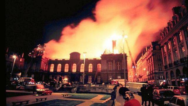 rennes-le-parlement-de-bretagne-evacue-apres-un-incendie-fictif.jpg